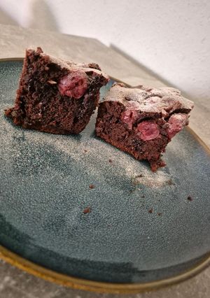 Csokis-meggyes piskóta recept fotója