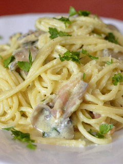 Una foto de Espaguetis a la carbonara con champiñones