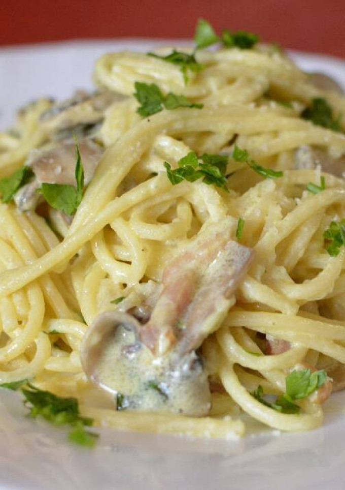 Una foto de Espaguetis a la carbonara con champiñones