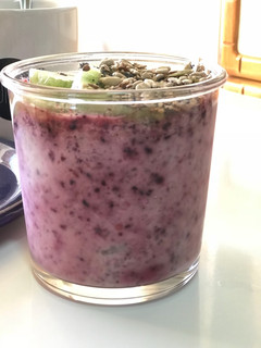 Una foto de “Overnight oats” de mezcla de semillas, chía y frutas rojas del bosque