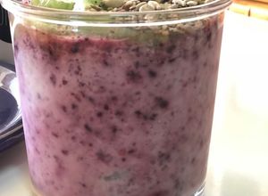 Foto principal de “Overnight oats” de mezcla de semillas, chía y frutas rojas del bosque