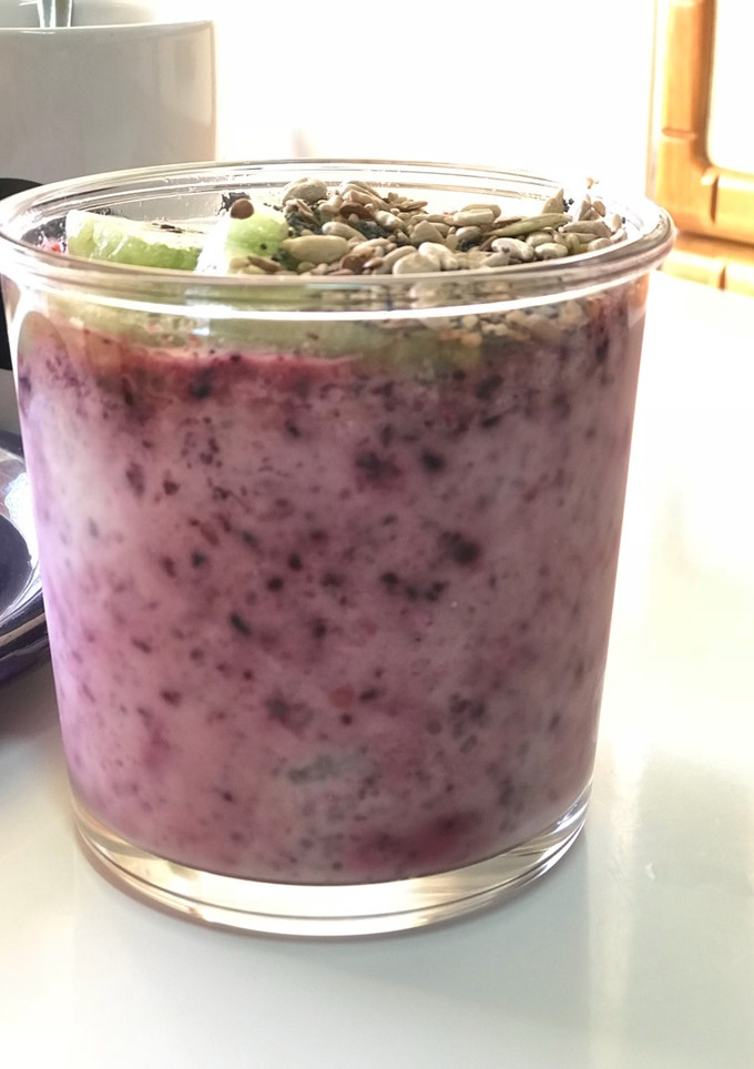 Una foto de “Overnight oats” de mezcla de semillas, chía y frutas rojas del bosque