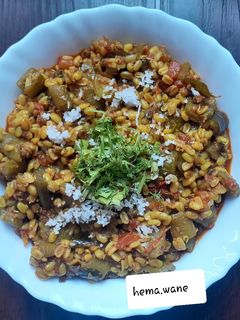 दोडके घालून मुगाचे बिरढे(कांदा लसूण न घालता) (moongache birde recipe in marathi) रेसिपी चे मुख्य फोटो
