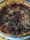 Tarte aux prunes et raisins à l'hibiscus
