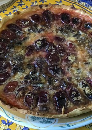 Une photo de Tarte aux prunes et raisins à l'hibiscus