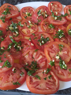 Una foto de Tomates aliñados