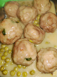 Una foto de Albóndigas de carne con guisantes