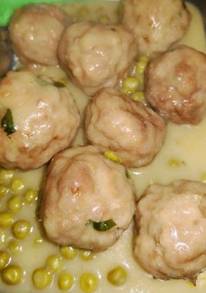 Una foto de Albóndigas de carne con guisantes