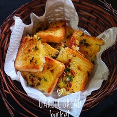 A picture of Garlic bread bucket.