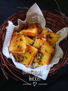 A picture of Garlic bread bucket.