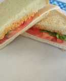 Sándwich de jamón, queso y albahaca
