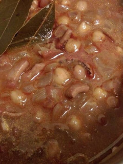 Una foto de Garbanzos con pota y tomate