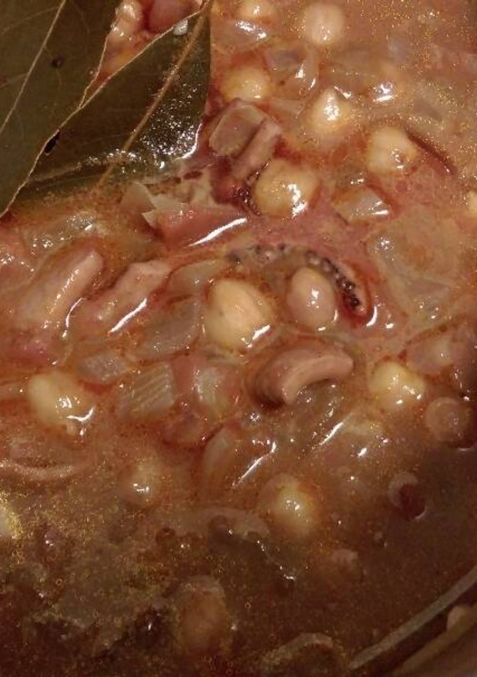 Una foto de Garbanzos con pota y tomate