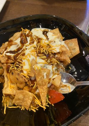 A picture of Papri chaat (chick peas salad garnished with snacks).