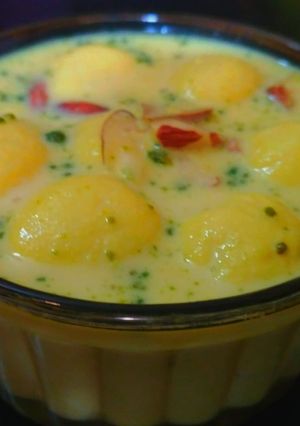 A picture of Angoor rabdi with dry fruits.