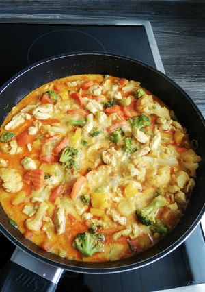 O poză a rețetei Curcan (pui) colorat cu sos de curry.