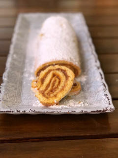 Una foto de Pionono relleno de dulce de leche