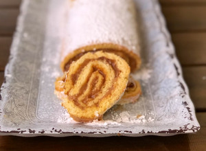 Una foto de Pionono relleno de dulce de leche