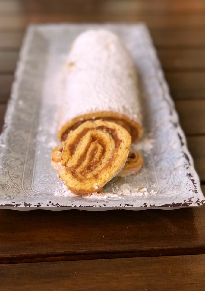Una foto de Pionono relleno de dulce de leche