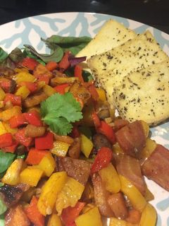 Una foto de Ensalada con verdura asada y tofu a las hierbas