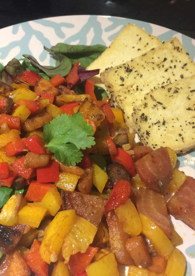 Una foto de Ensalada con verdura asada y tofu a las hierbas