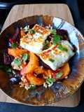 Salade d'ebly aux légumes rôtis et halloumi grillé