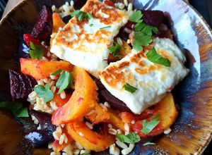 Une photo de Salade d'ebly aux légumes rôtis et halloumi grillé