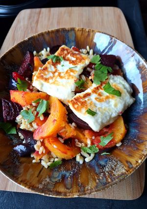 Une photo de Salade d'ebly aux légumes rôtis et halloumi grillé