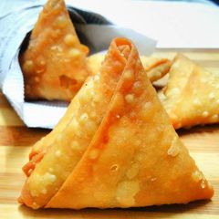 A picture of Irani Samosa.