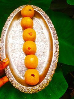 बेसन लाडू (besan ladoo recipe in marathi) रेसिपी चे मुख्य फोटो