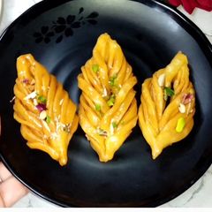 A picture of Shahi shakkar para recipe.