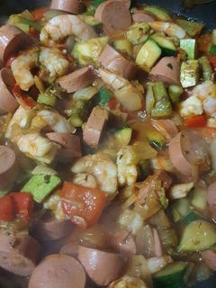Una foto de Sartenada de langostinos y salchichas al estilo cajún