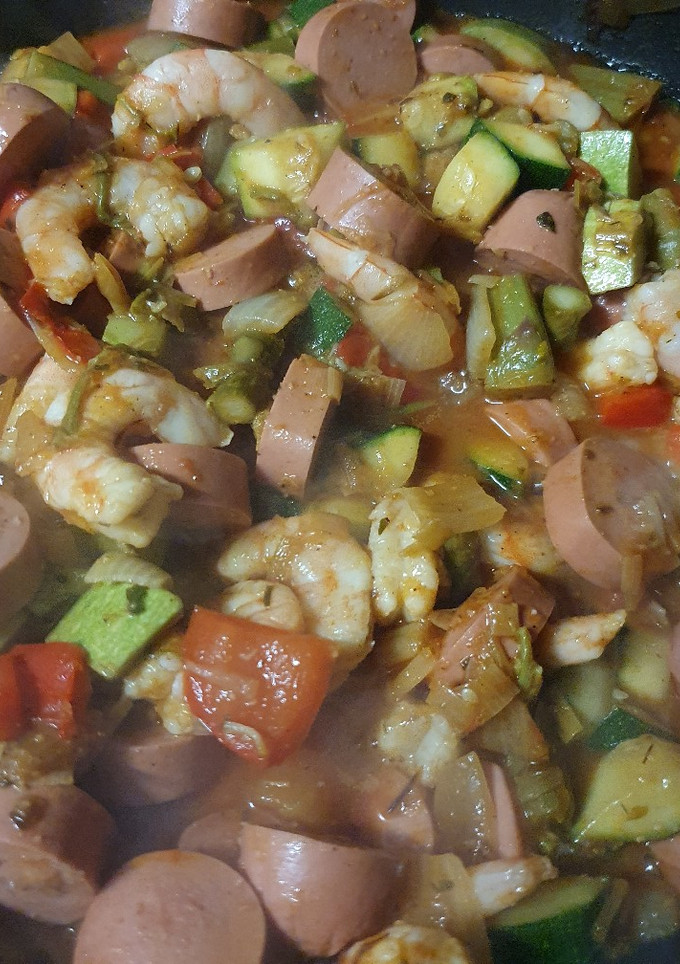 Una foto de Sartenada de langostinos y salchichas al estilo cajún