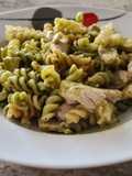 Ensalada de pasta y pollo al pesto de nueces