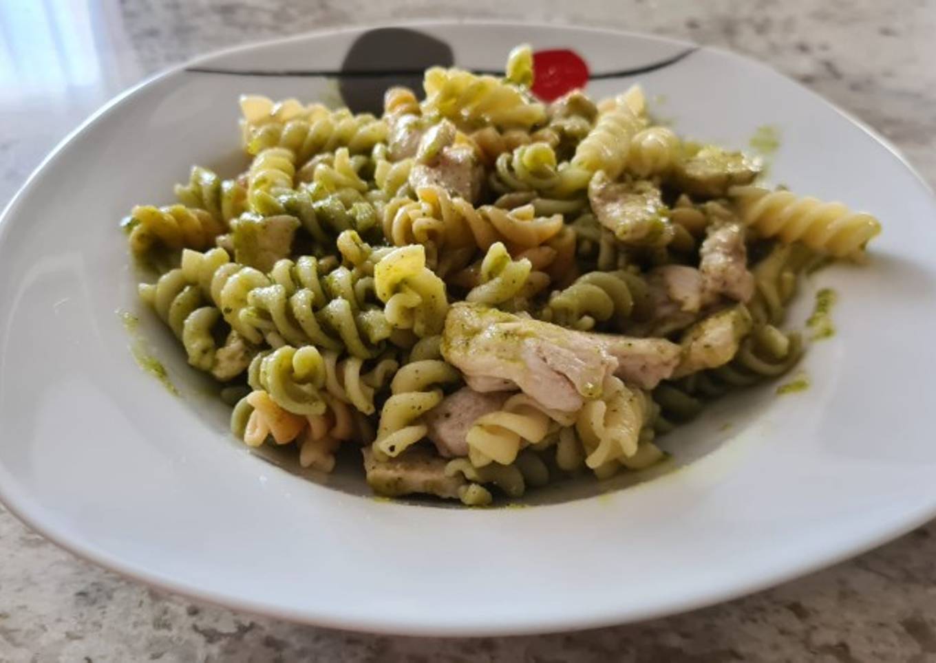 Ensalada de pasta y pollo al pesto de nueces