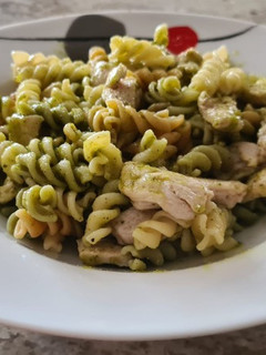 Una foto de Ensalada de pasta y pollo al pesto de nueces