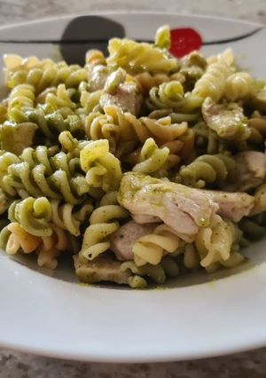 Una foto de Ensalada de pasta y pollo al pesto de nueces