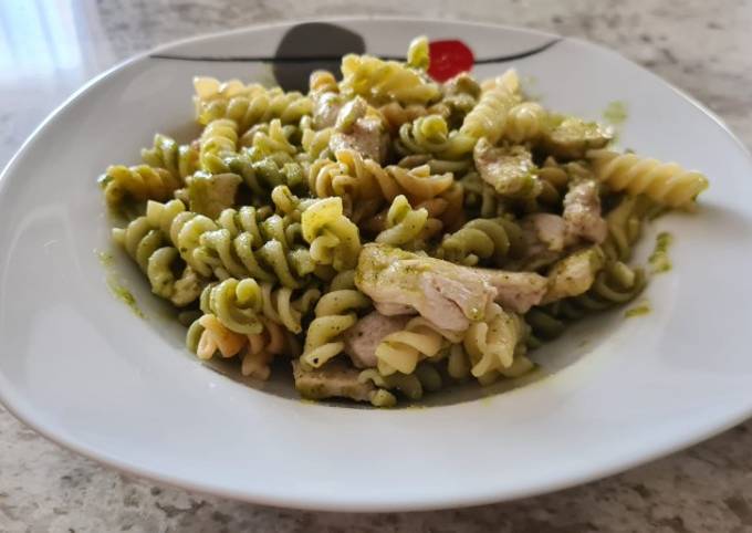 Ensalada de pasta y pollo al pesto de nueces Receta de Ptega- Cookpad