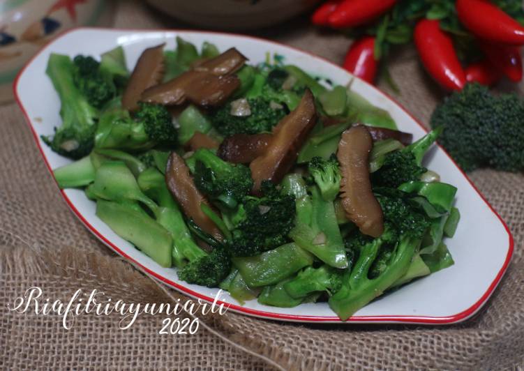 Langkah Mudah untuk Menyiapkan Brokoli jamur saus tiram Anti Gagal