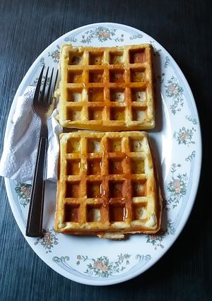 A picture of Almond/banana waffles.