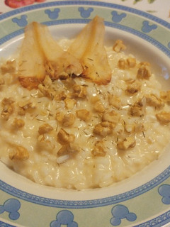 Foto di Risotto alle pere e taleggio con noci e chips di pere