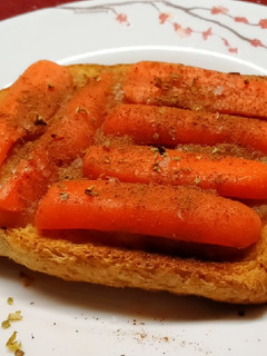 Una foto de Tostada de manzana y zanahoria