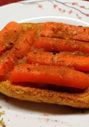Una foto de Tostada de manzana y zanahoria