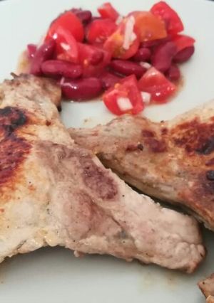 Una foto de Chuletas de cerdo con ensalada de alubias rojas