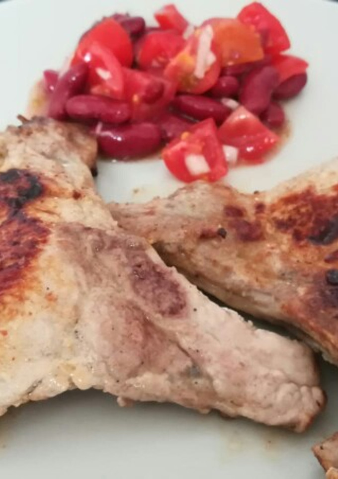 Una foto de Chuletas de cerdo con ensalada de alubias rojas