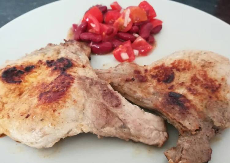 Chuletas de cerdo con ensalada de alubias rojas