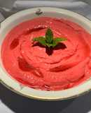 Helado de frambuesas, yogur y sirope de arce