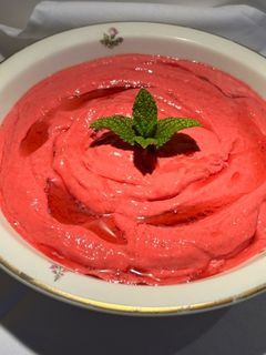 Una foto de Helado de frambuesas, yogur y sirope de arce