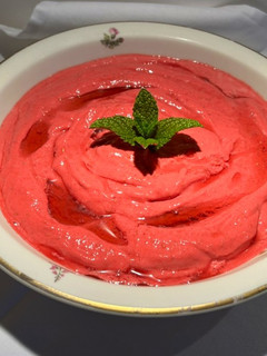 Una foto de Helado de frambuesas, yogur y sirope de arce