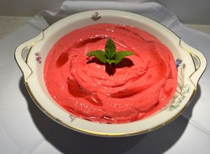 Foto principal de Helado de frambuesas, yogur y sirope de arce